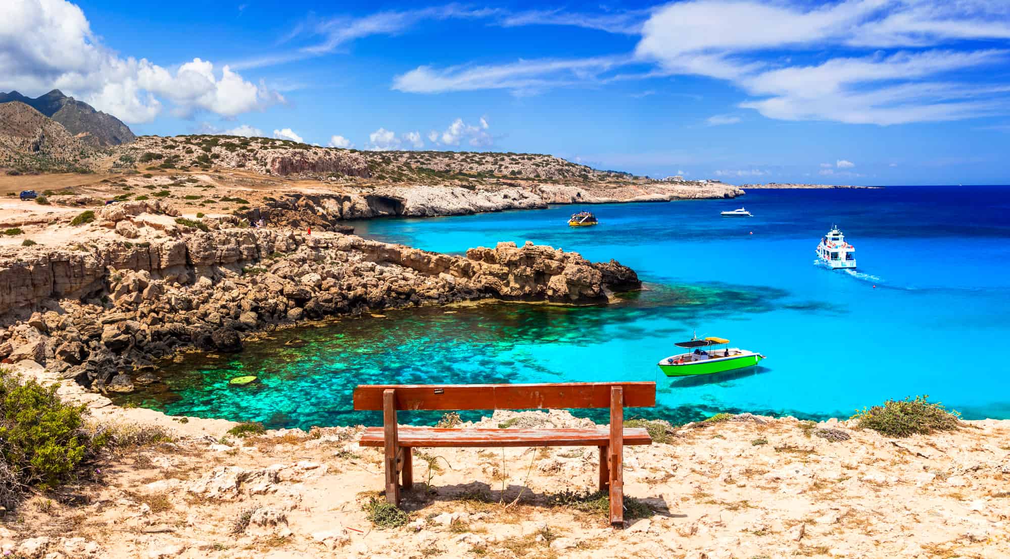 Felsige Küste und blaues Meer bei Ayia Napa auf Zypern