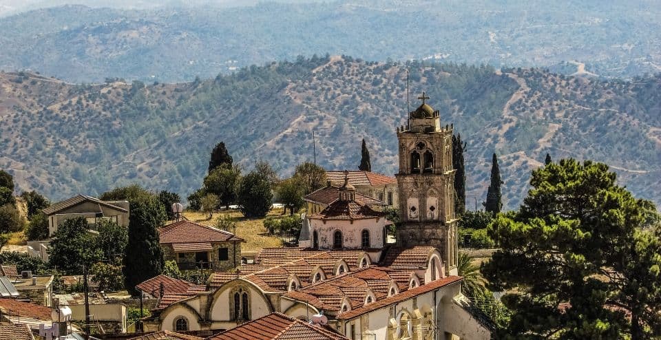 Grünes Bergdorf und Landschaft im Troodos-Gebirge auf Zypern