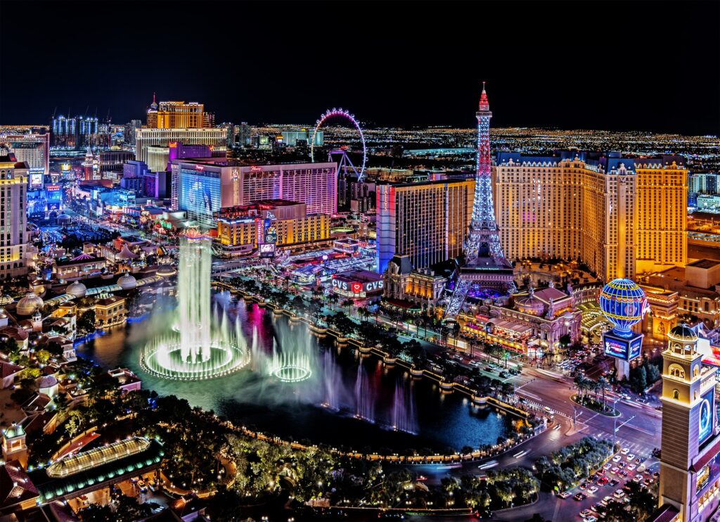 Luftaufnahme der Bellagio-Fontänen und beleuchteten Hotels am Las Vegas Strip bei Nacht
