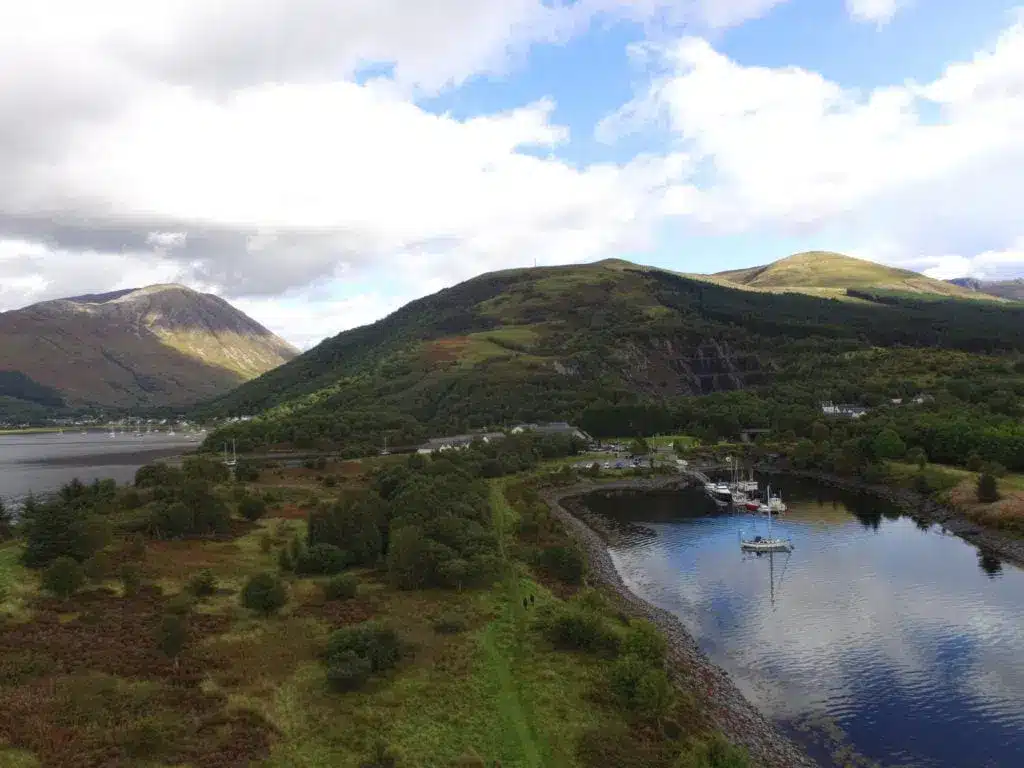 Bewaldete Ufer, ruhiges Wasser und Berge beim The Isles of Glencoe Hotel