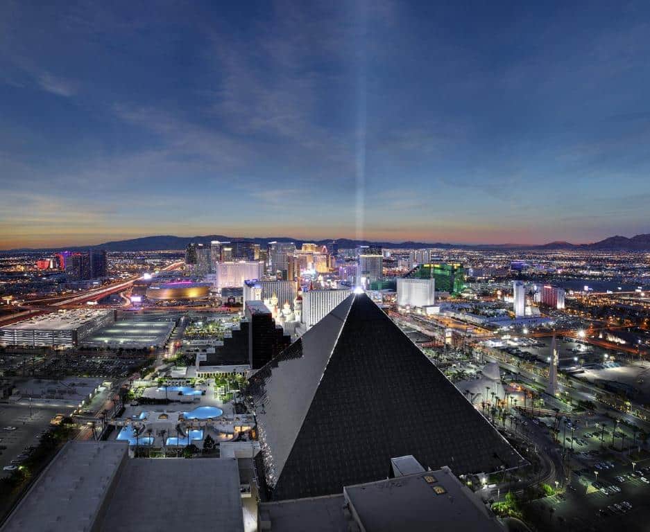 Die Pyramide des Luxor und umliegende Hotels in der Abenddämmerung