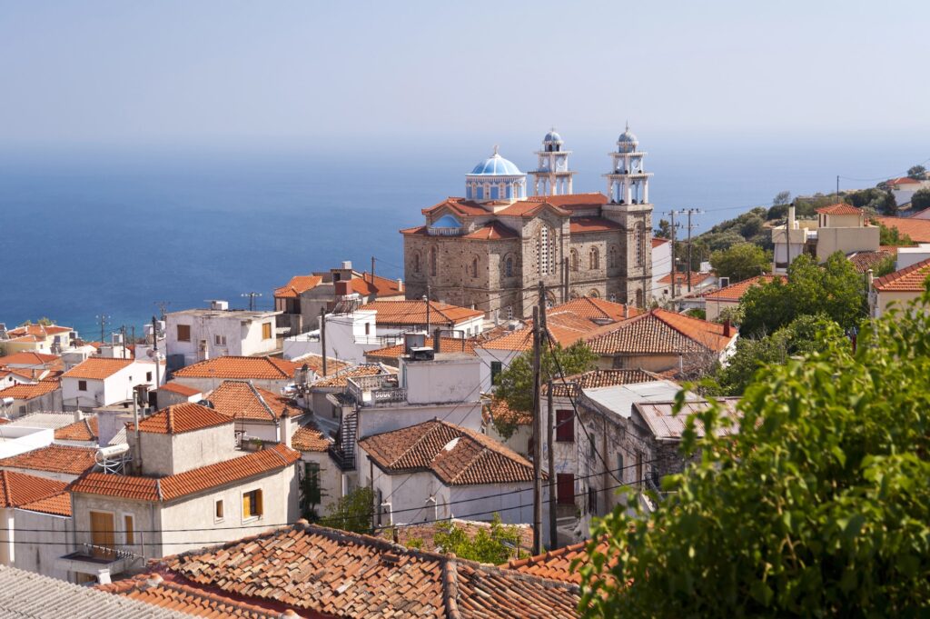 Kirche und Ziegeldächer in Marathokampos mit dem Meer im Hintergrund