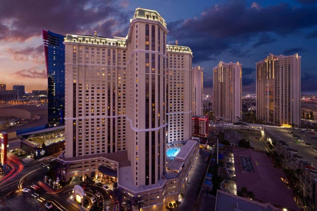 Hoteltürme des Marriott’s Grand Chateau an der Straße in der Abenddämmerung