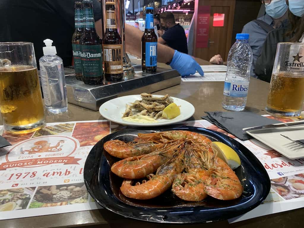 Marktstände in der Mercat de la Boqueria in Barcelona