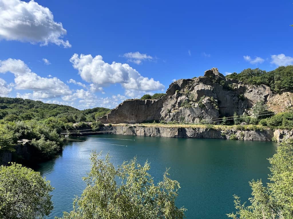 Opalsøen auf Bornholm Der ehemalige Steinbruchsee Opalsøen und seine Klippen im Norden Bornholms