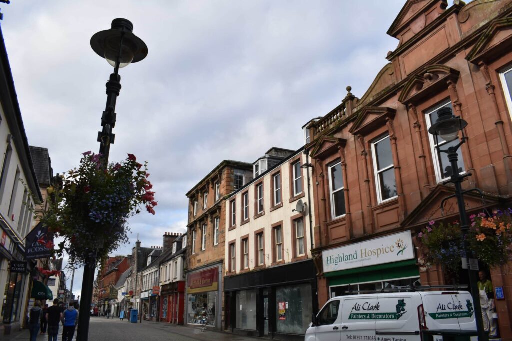 Geschäfte und Steinhäuser an einer Straße im Zentrum von Fort William