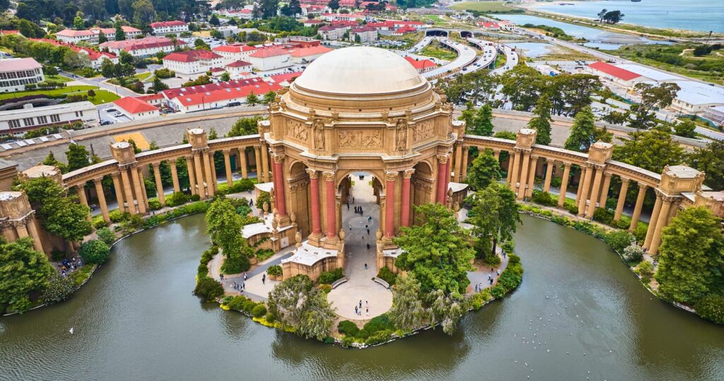 Luftaufnahme der Rotunde, Säulengänge und Lagune des Palace of Fine Arts