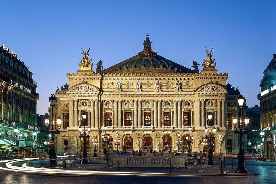 Palais Garnier Paris Beleuchtete Fassade des Palais Garnier in Paris