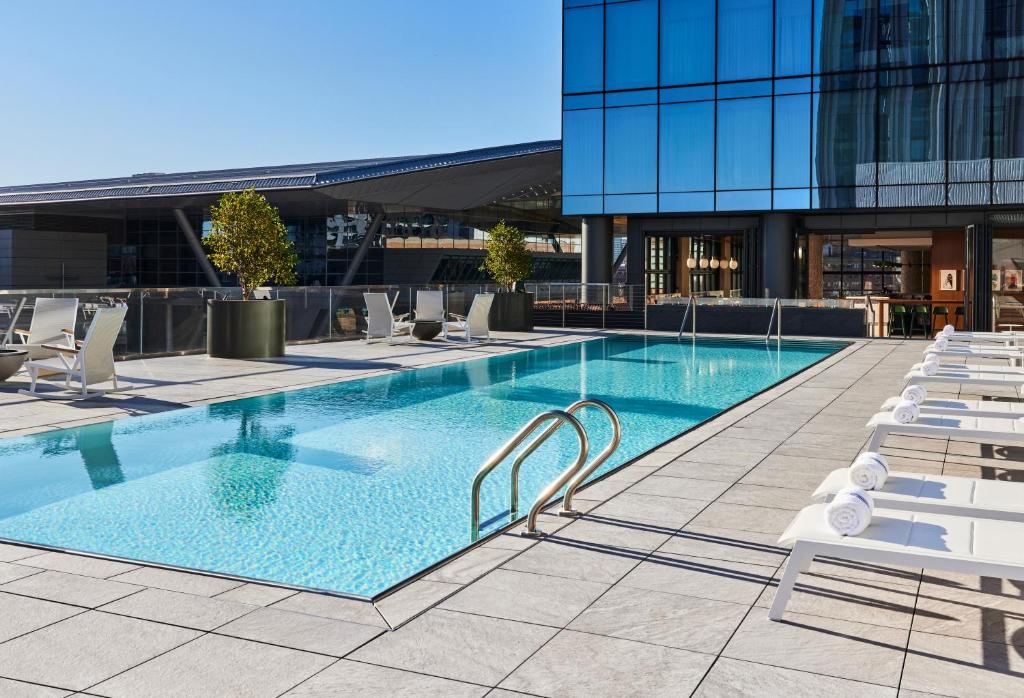Außenpool und Liegestühle am Omni Boston Hotel at the Seaport