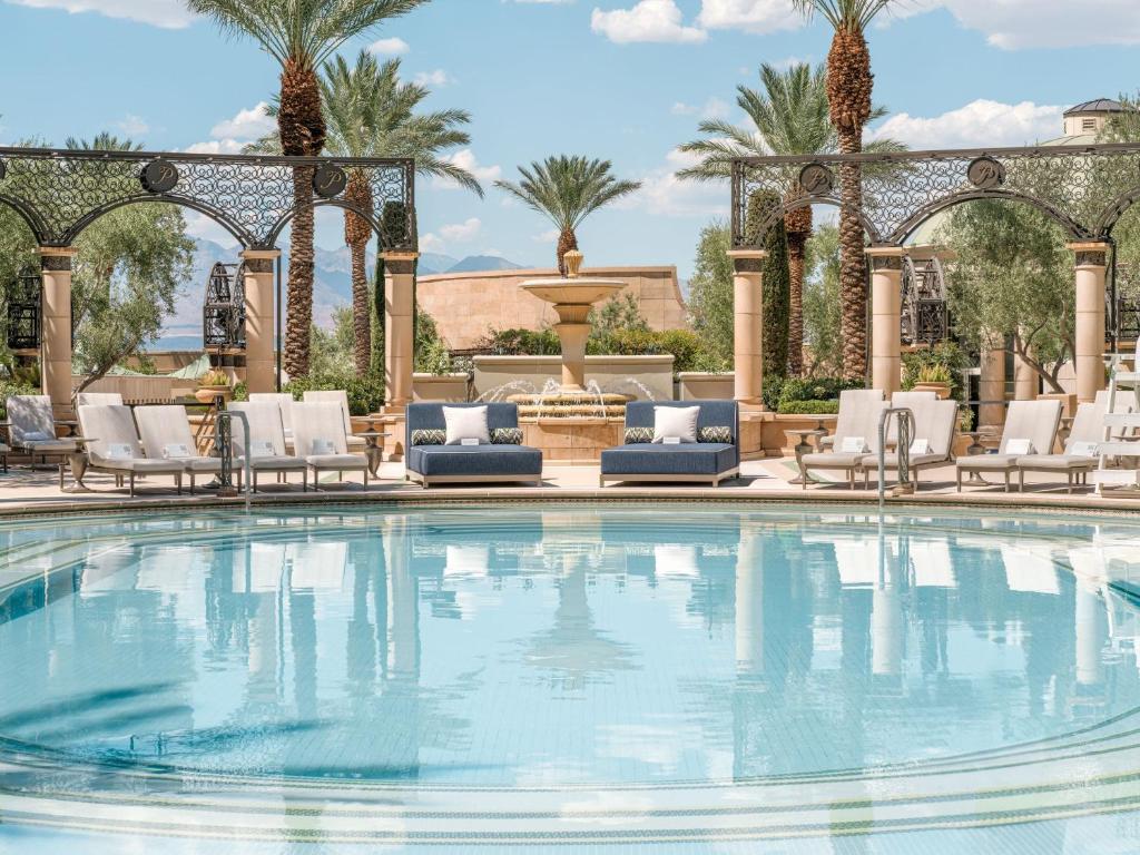 Türkisfarbener Pool mit Palmen und Liegestühlen im Palazzo at The Venetian