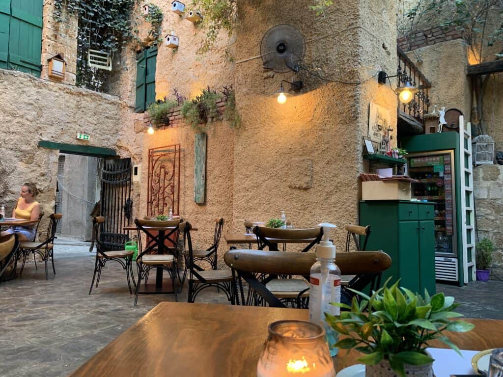 Innenhof und Tische des Restaurants Ellotia in Chania