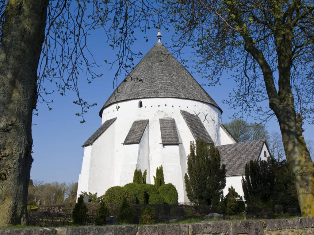 Die weiße mittelalterliche Rundkirche von Østerlars auf Bornholm