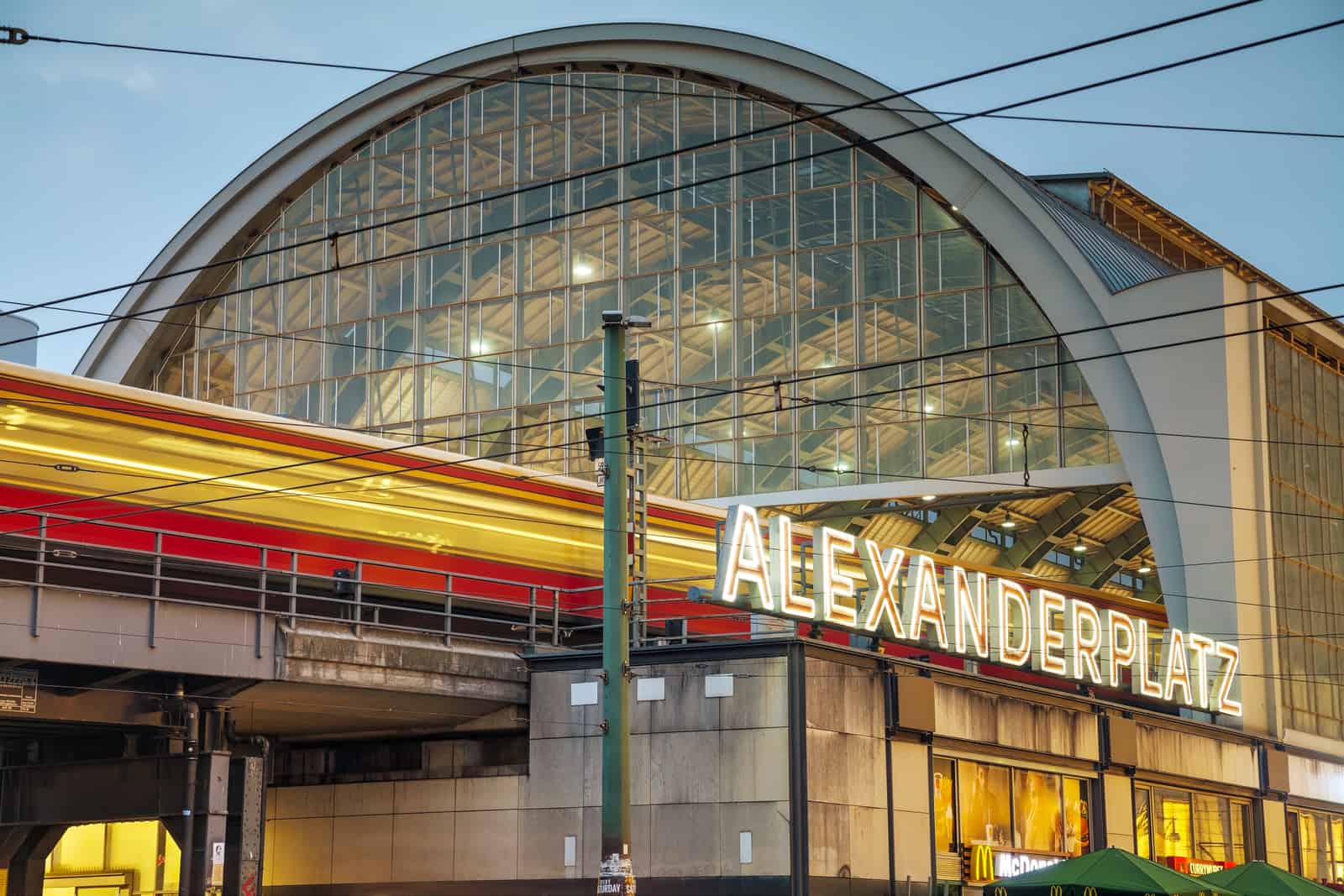 S-Bahnhof Alexanderplatz S-Bahn am Alexanderplatz in Berlin