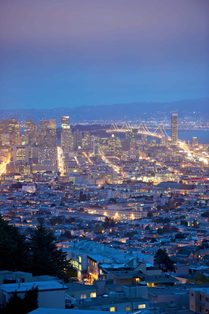 Blick über beleuchtete Straßen und Gebäude von San Francisco in der Abenddämmerung