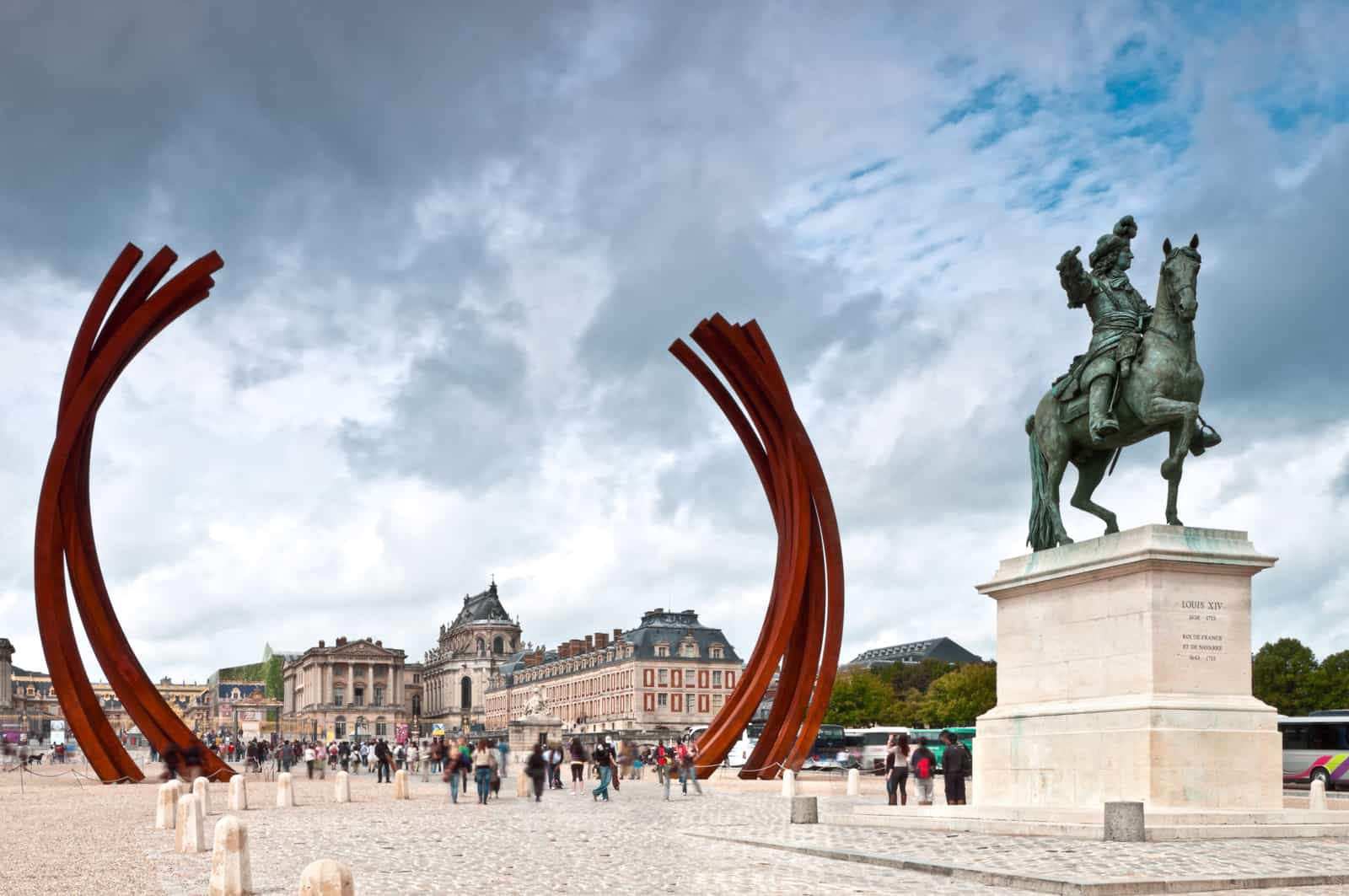 Schloss Versailles Vorplatz von Schloss Versailles mit Reiterstatue und Kunstinstallation