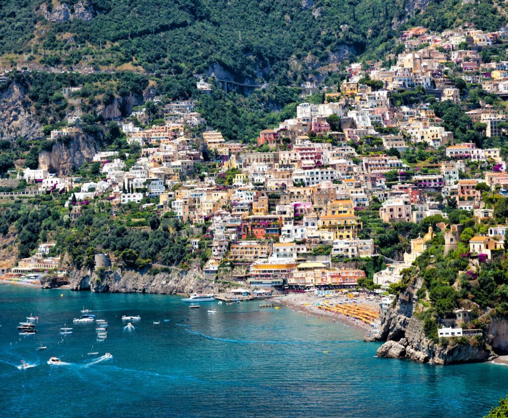 Blick auf Orte und Meer an der Amalfiküste in Italien