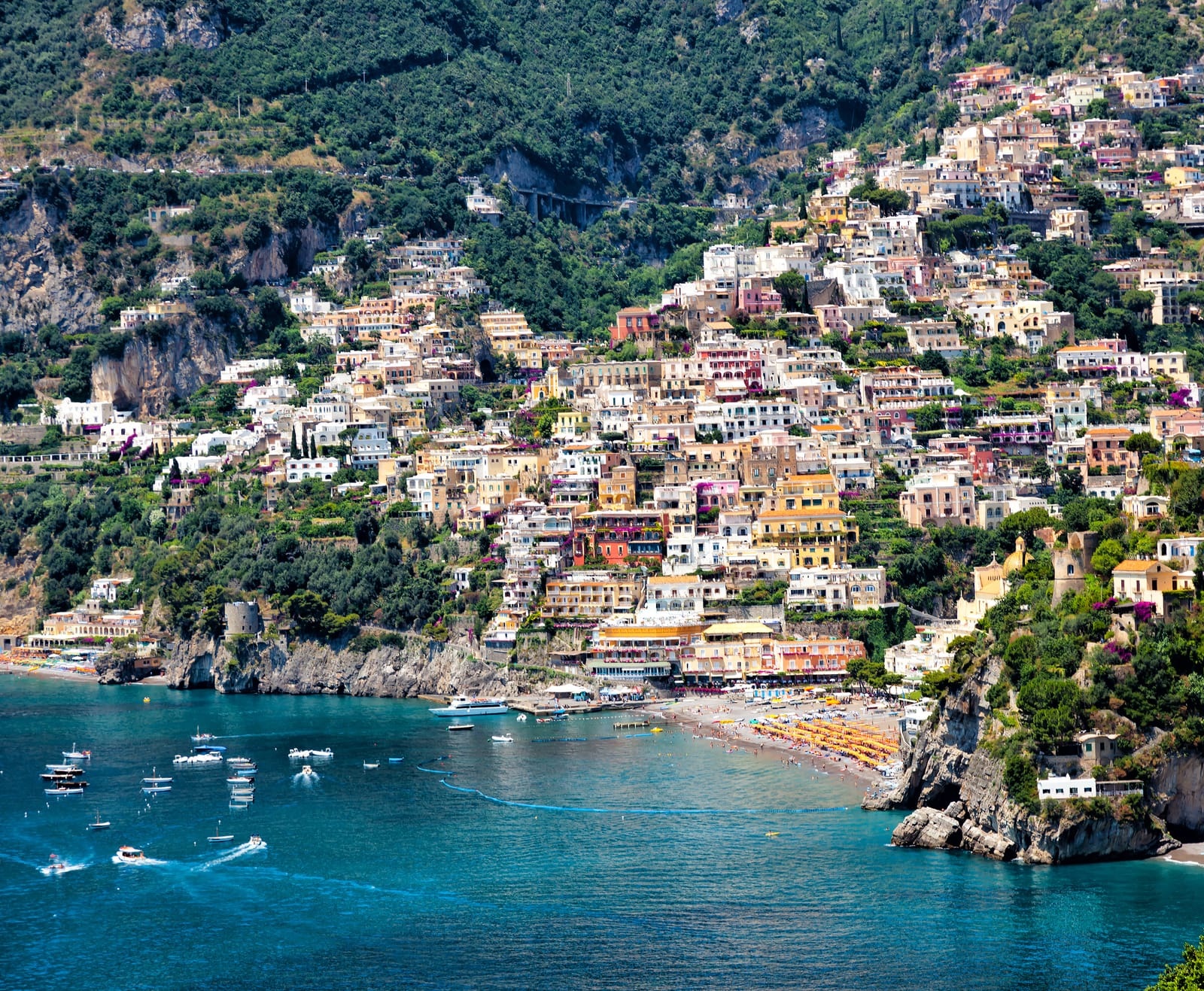 Blick auf Orte und Meer an der Amalfiküste in Italien