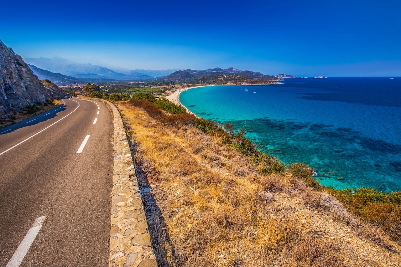 Dramatische Landschaft und blaues Meer auf Korsika