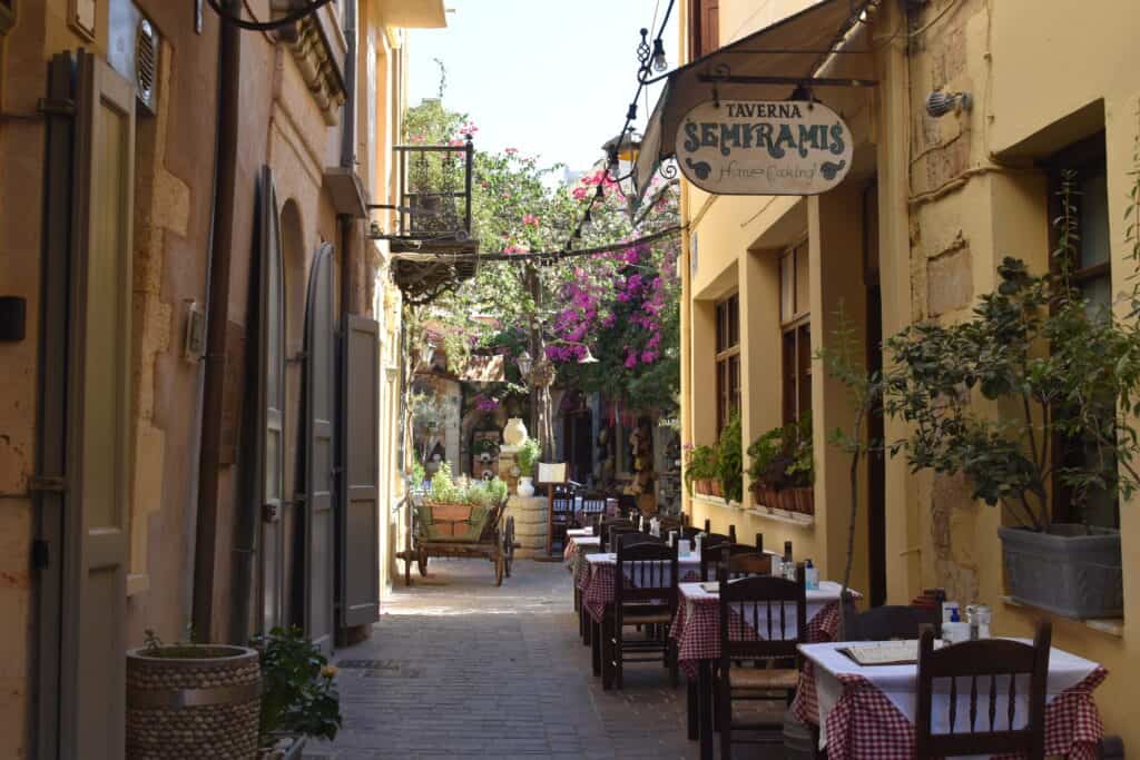 Straße in Chania mit kretischer Architektur