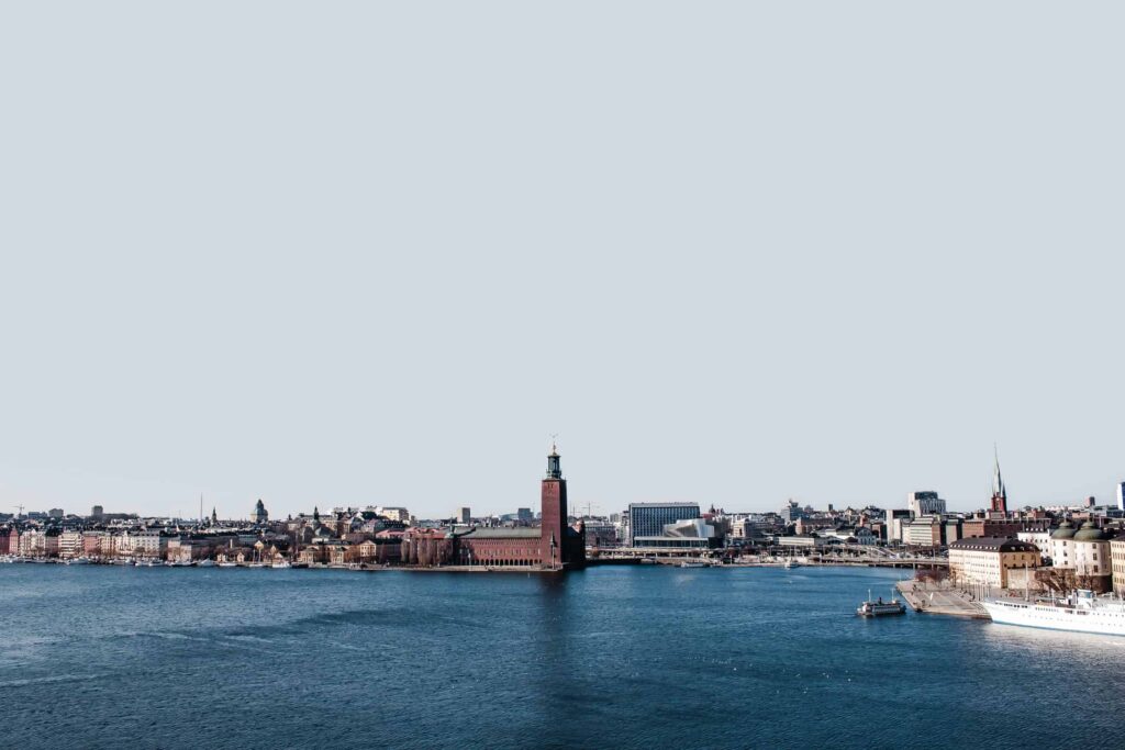 Blick über Stockholm mit Wasser und historischen Gebäuden