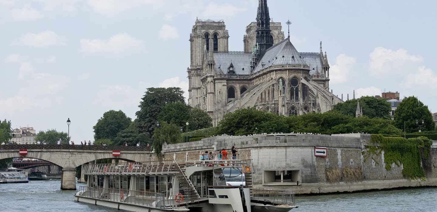Seine und Notre-Dame Notre-Dame vom Wasser aus mit einem Boot auf der Seine