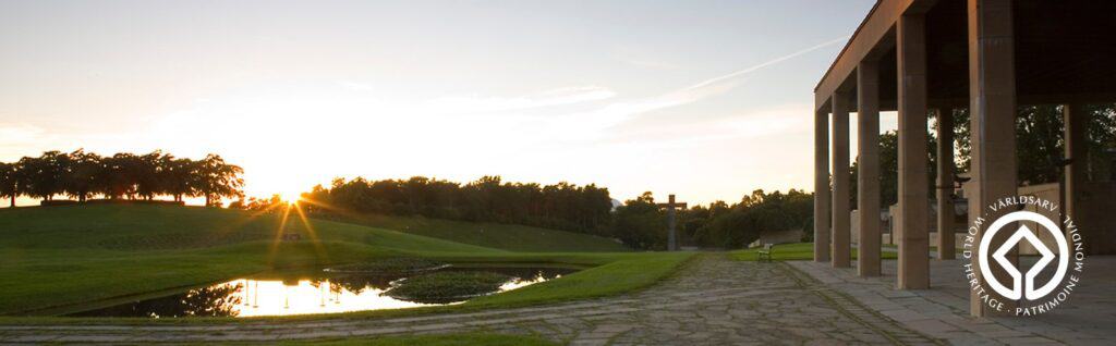 Landschaft und Architektur auf dem Skogskyrkogården in Stockholm