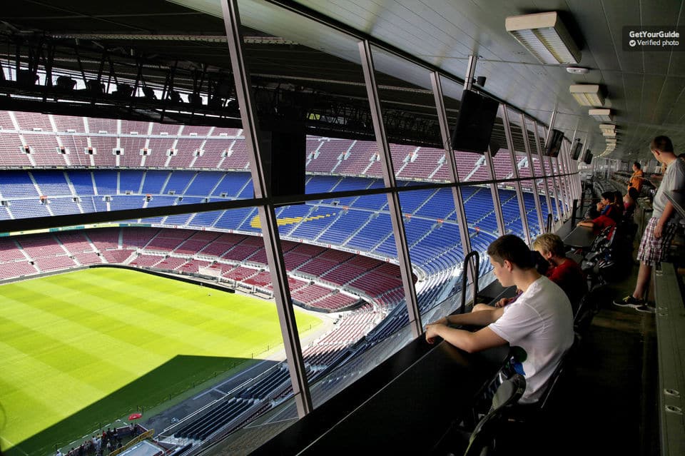 Tribünen und Spielfeld im Camp Nou in Barcelona