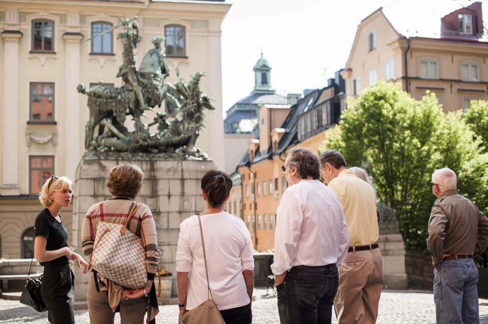 Besucher bei einer geführten Tour durch Stockholm