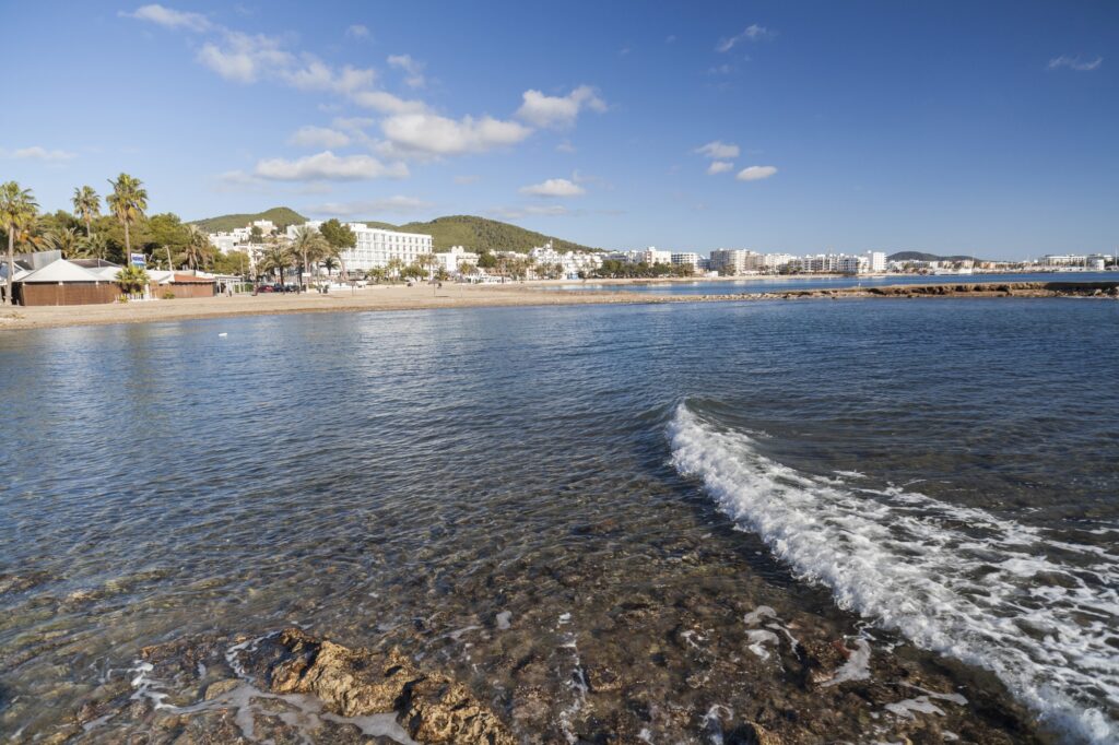 Strand in Santa Eulària des Riu auf Ibiza