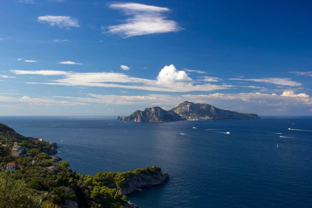 Tagesausflug nach Capri Die dramatische Küste von Capri und das blaue Meer