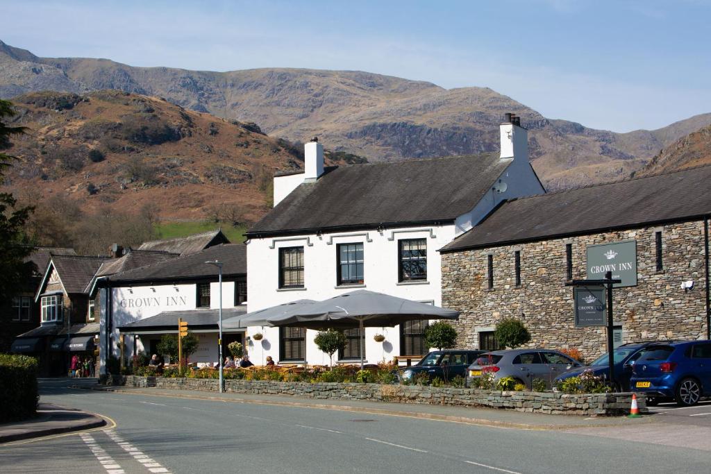 Weiße Fassade und Naturstein am The Crown Inn neben der Straße in Coniston
