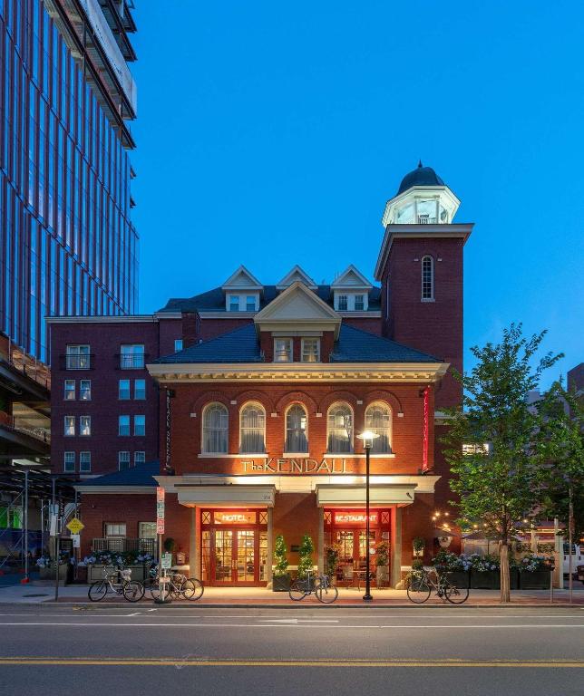 Historisches Backsteingebäude mit beleuchtetem Eingang des Kendall Hotel in der Abenddämmerung