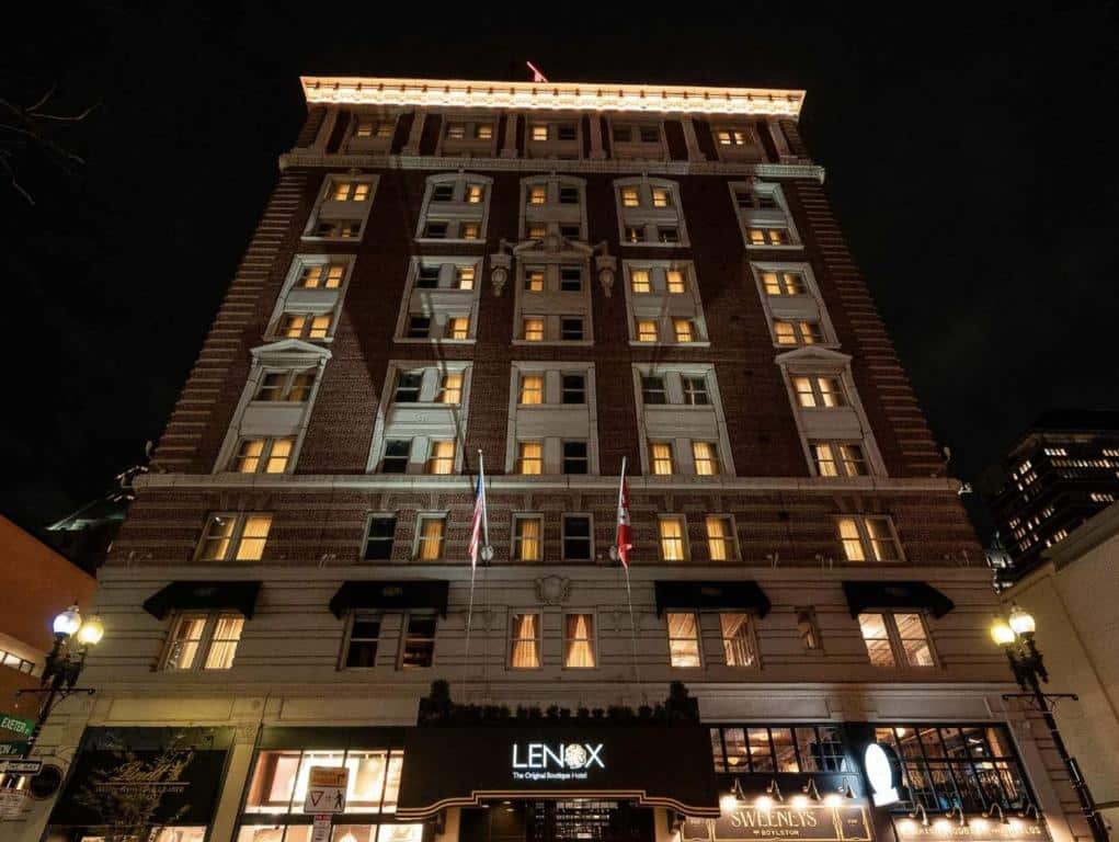 Beleuchtete Fassade und Eingang des Lenox Hotel in Boston bei Nacht