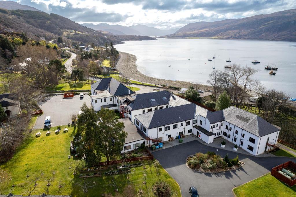 The Royal Hotel mit Garten und Parkplatz am Loch Broom in Ullapool