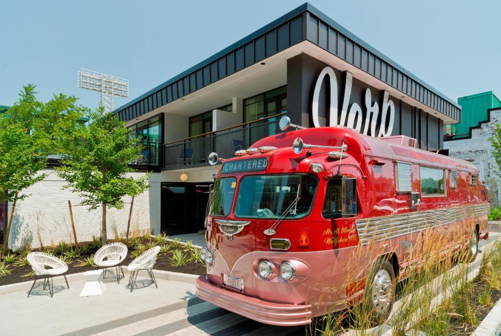 Roter historischer Bus vor dem Verb Hotel in Boston