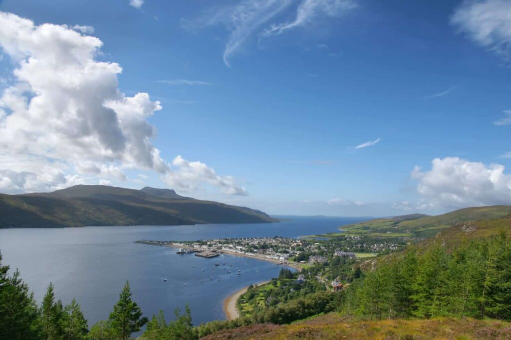 Blick über Loch Broom auf Ullapool und die umliegenden Hügel