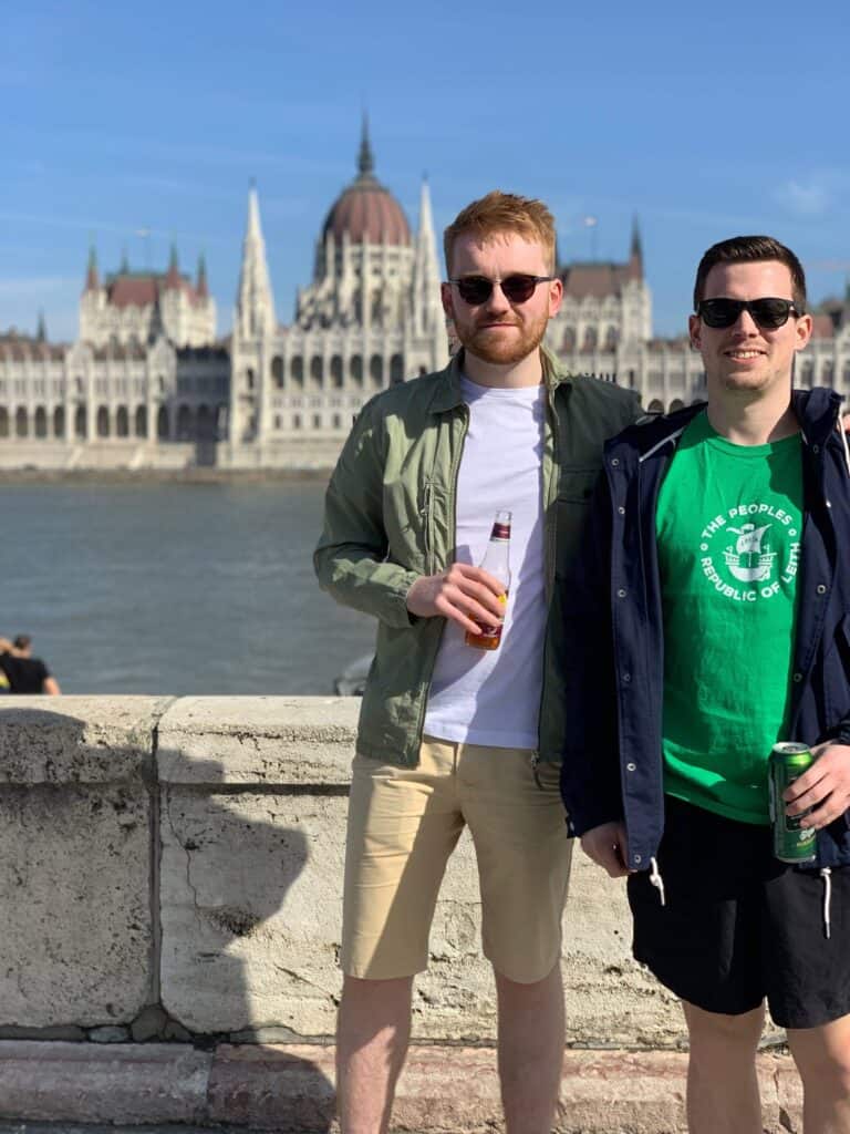Ungarisches Parlament in Budapest Reisende vor dem ungarischen Parlamentsgebäude in Budapest