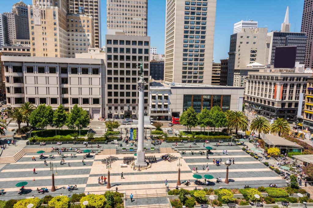 Union Square mit zentralem Denkmal und umliegenden Gebäuden in San Francisco