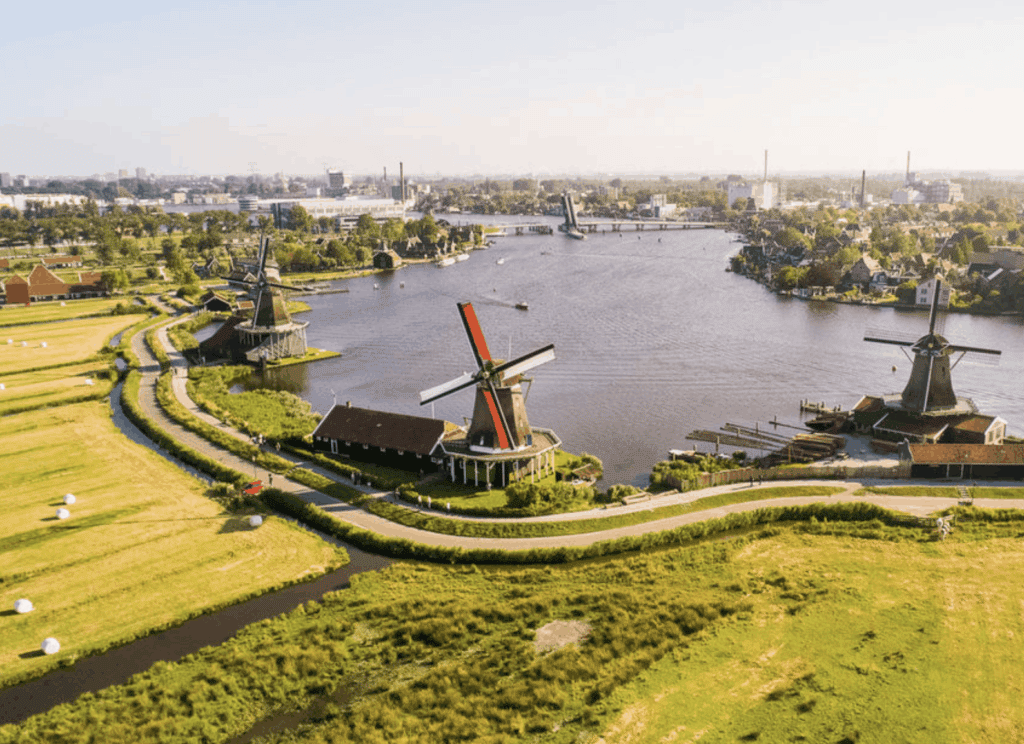 Volendam bei Amsterdam Hafen und Häuser in Volendam