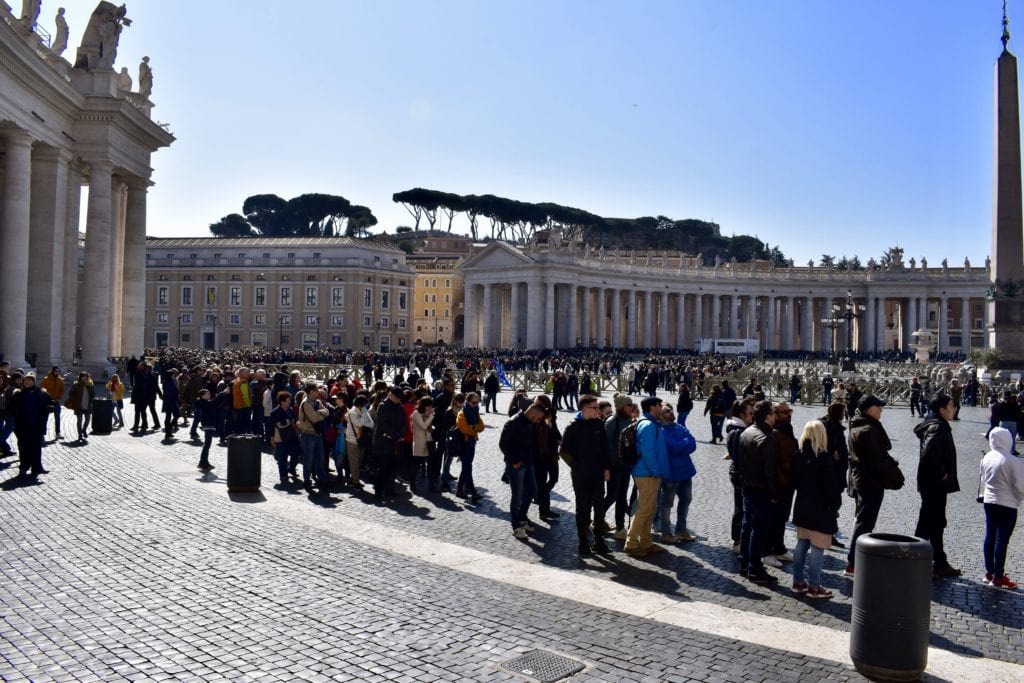 Lange Warteschlange auf dem Petersplatz vor dem Petersdom