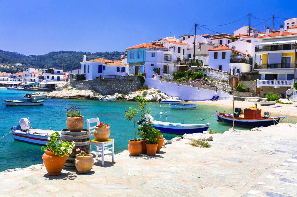 Boote und weiße Häuser an einer kleinen Bucht auf Samos