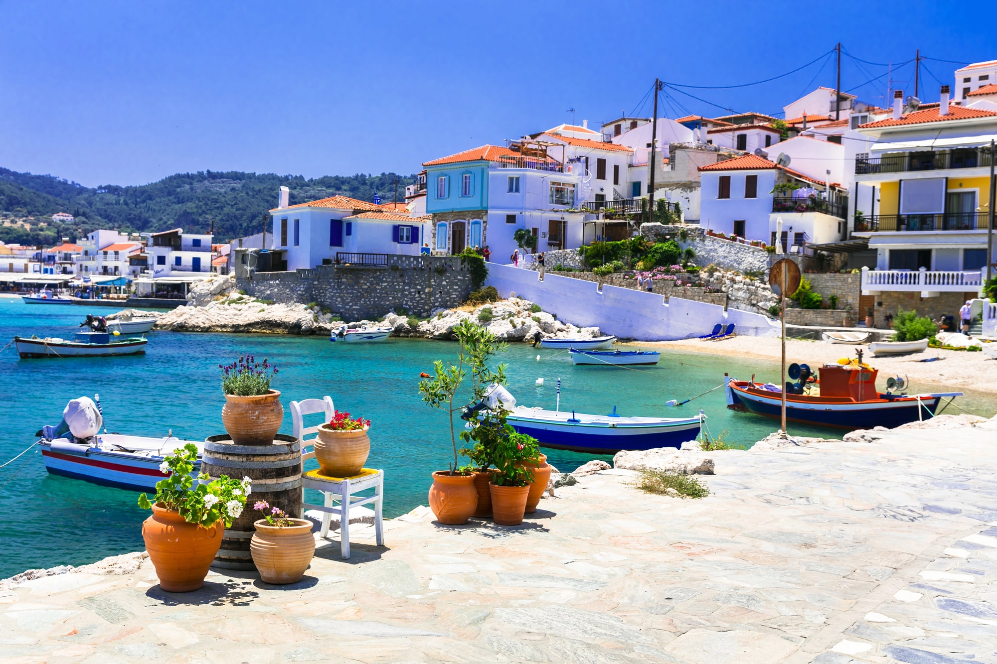 Boote und weiße Häuser an einer kleinen Bucht auf Samos
