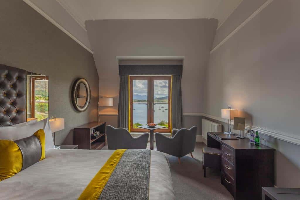Doppelzimmer mit Sesseln an den Fenstern im Cuillin Hills Hotel in Portree