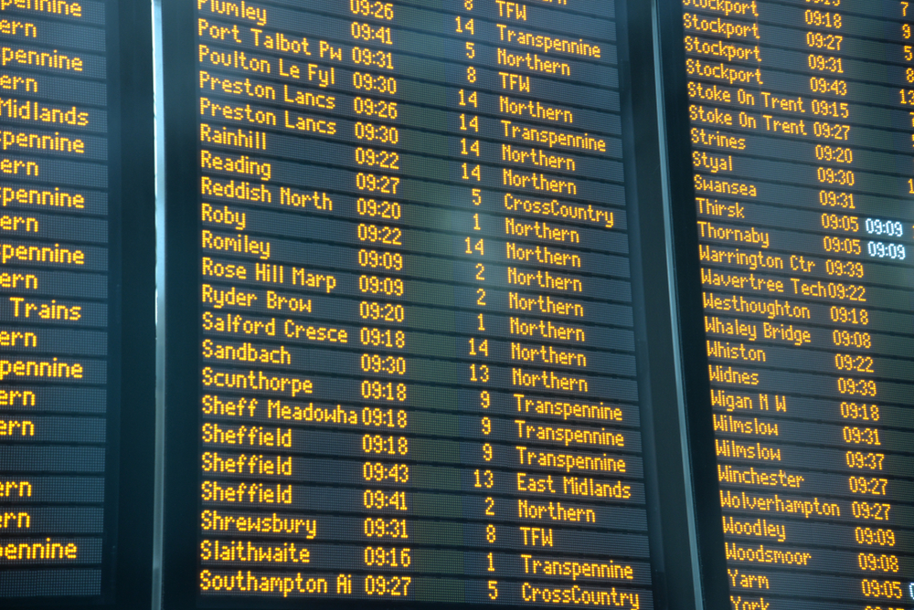 Abfahrtstafel im Bahnhof Manchester Piccadilly