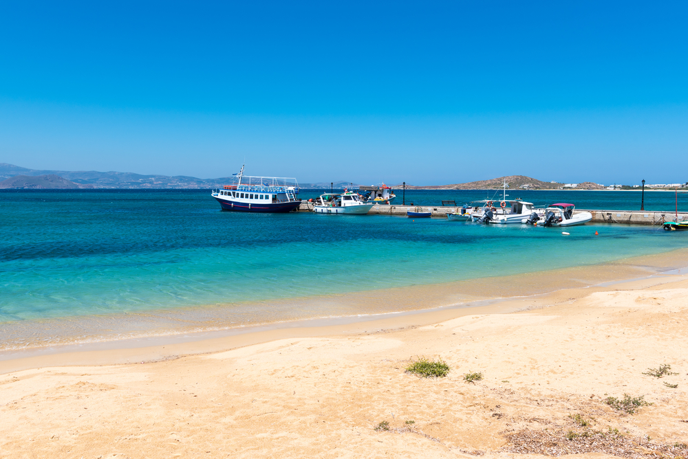 Der kleine Hafen von Agia Anna auf Naxos