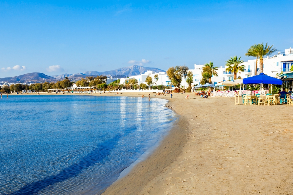 Der Stadtstrand Agios Georgios auf Naxos