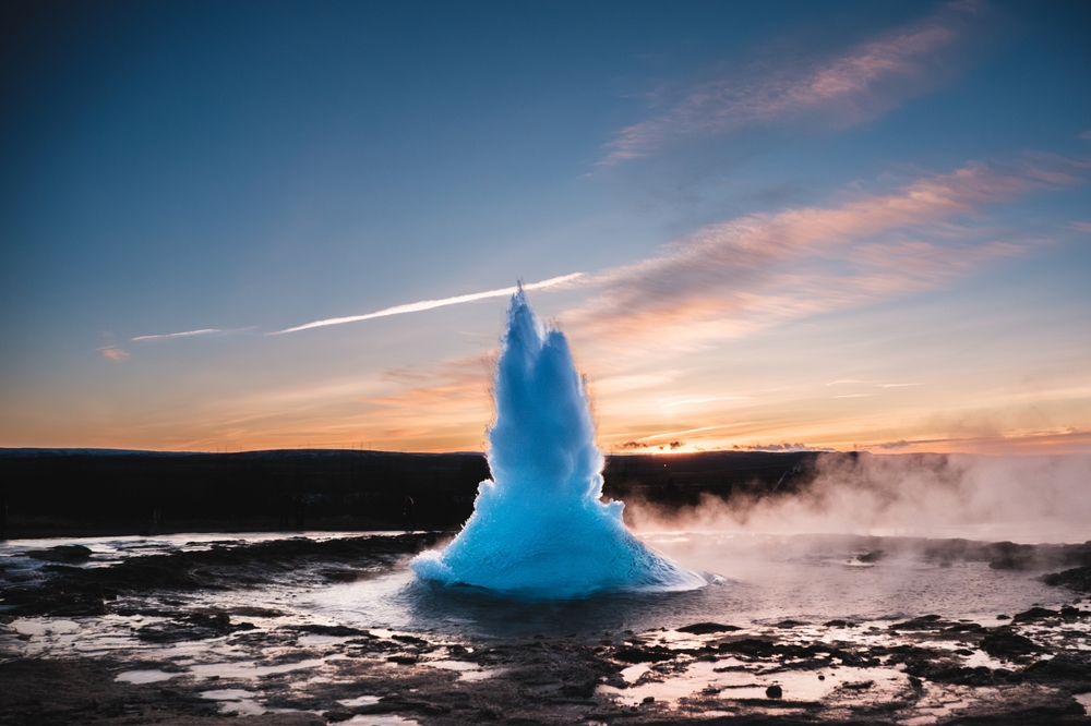 Ausbruch des Geysirs Strokkur bei Geysir am Goldenen Kreis