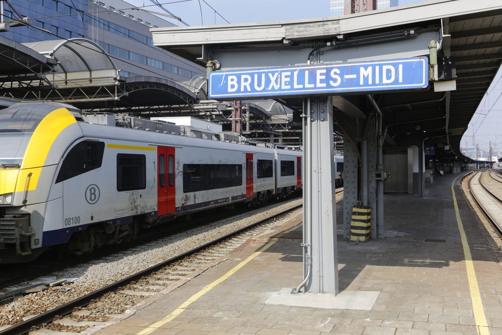 Gleise und Züge im Bahnhof Bruxelles-Midi in Brüssel