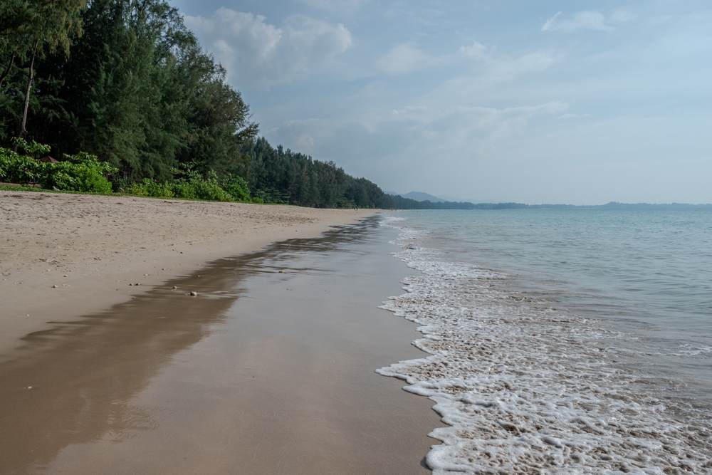 Bang Sak Beach nördlich von Khao Lak mit goldenem Sand und klarem Wasser