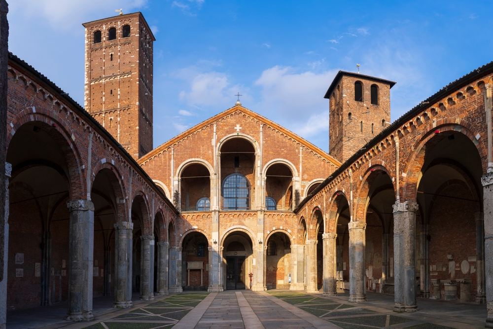 Säulenhof vor der Basilica di Sant Ambrogio in Mailand
